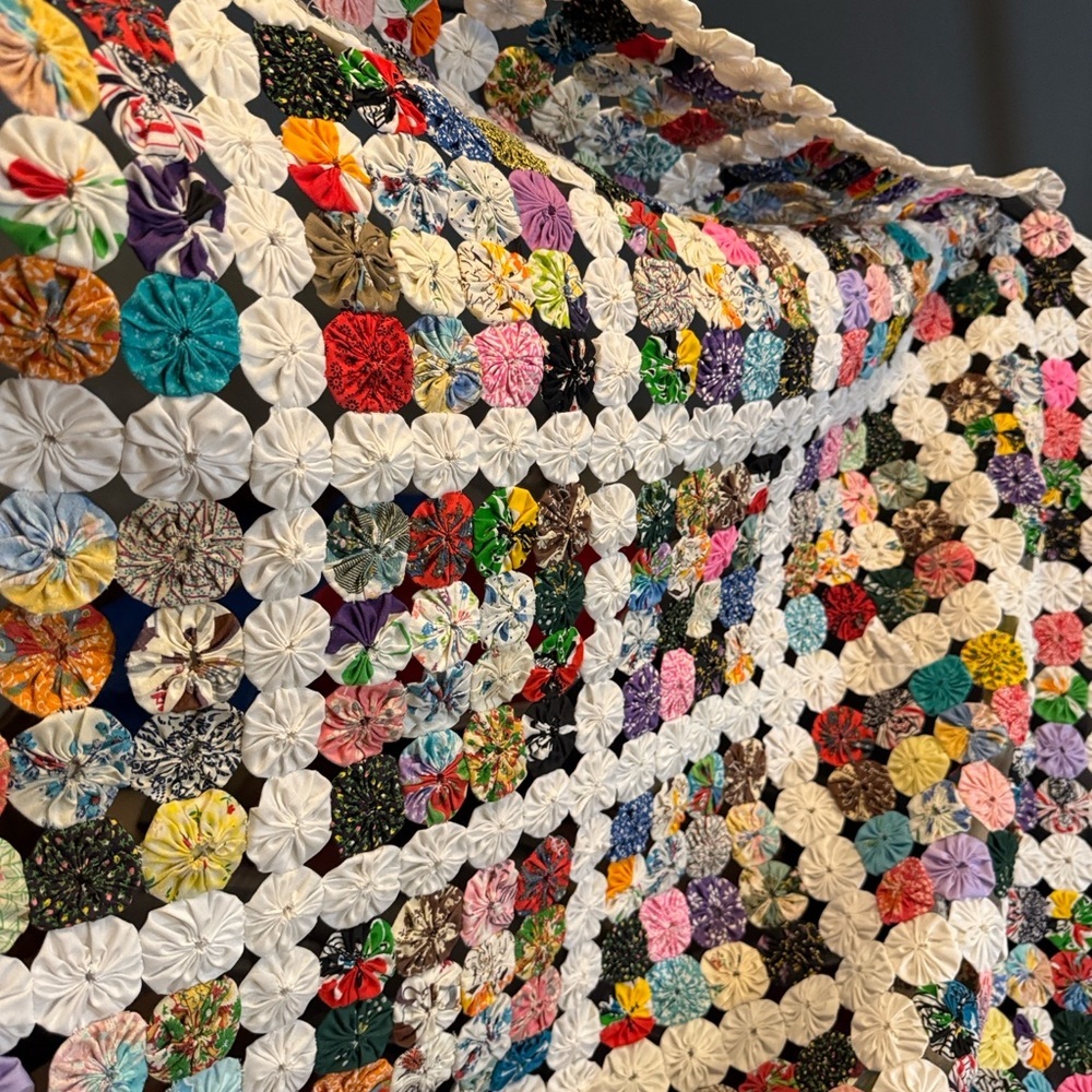 Vintage yo-yo quilt - Picture 5 of 12